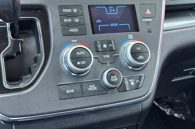 Used 2018 Toyota Sienna SE w/ SE Preferred Package FWD image 24
