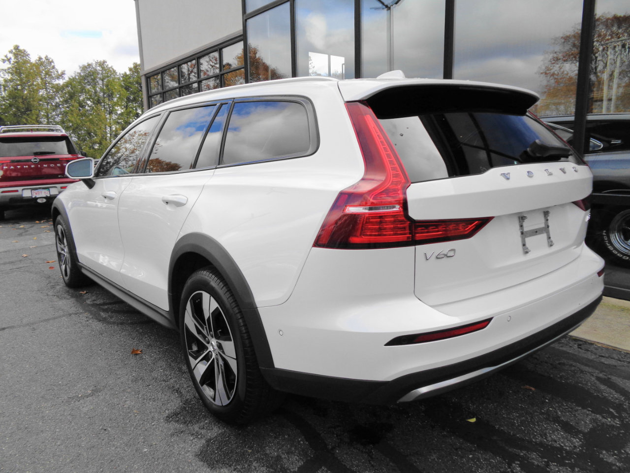 Used 2024 Volvo V60 B5 Cross Country Plus image 7