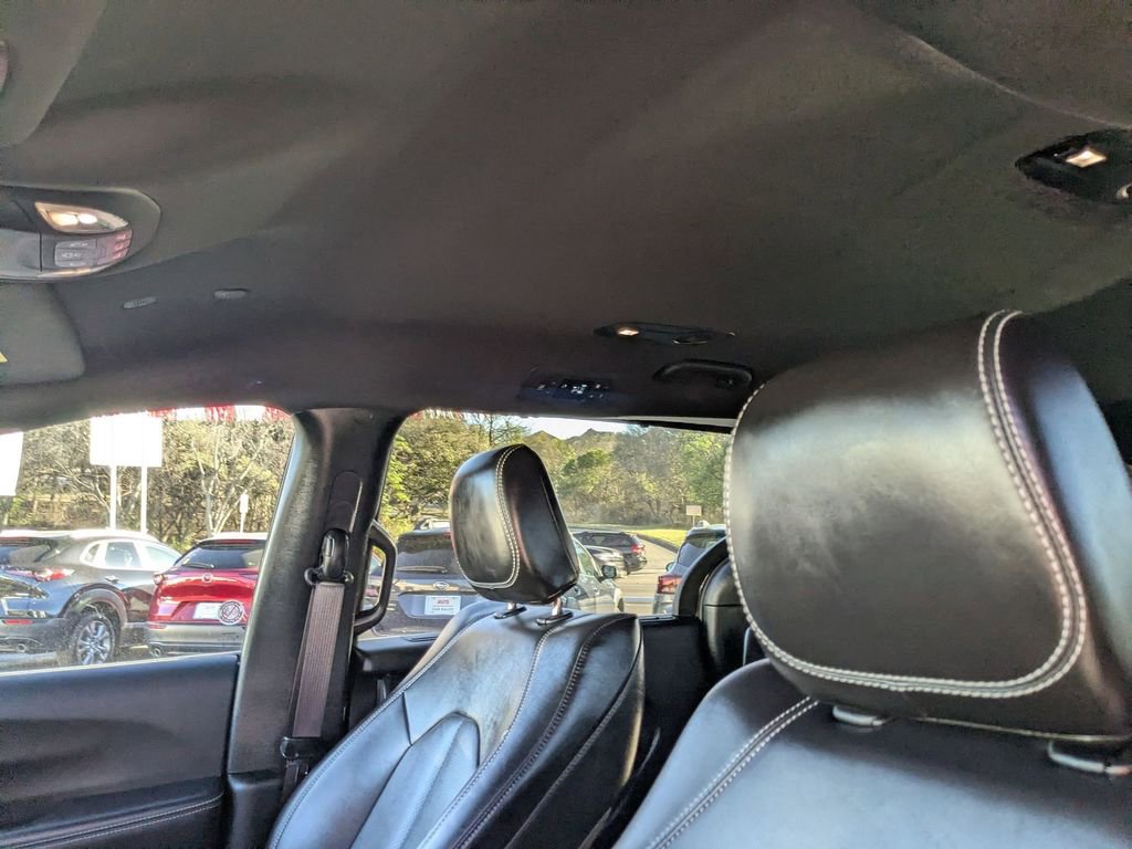 Used 2025 Chrysler Pacifica Select image 15