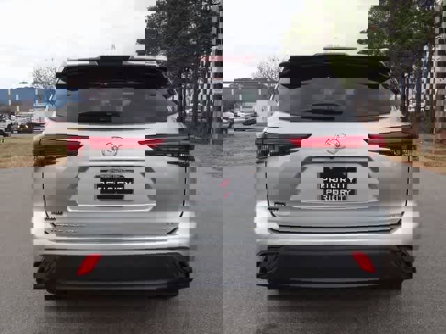 Used 2022 Toyota Highlander XLE image 3