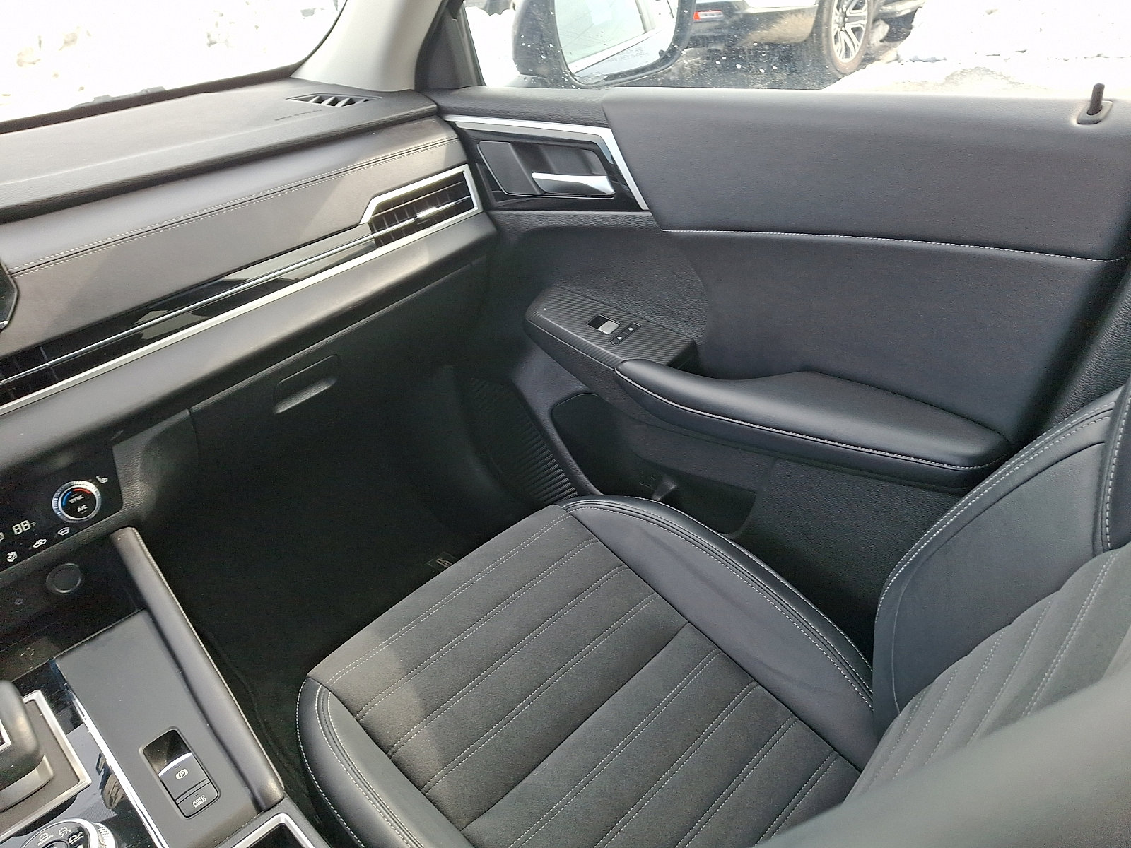 Used 2024 Mitsubishi Outlander SE image 12