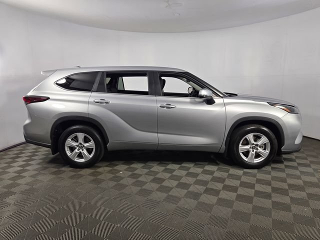 Used 2024 Toyota Highlander LE AWD/4WD image 10