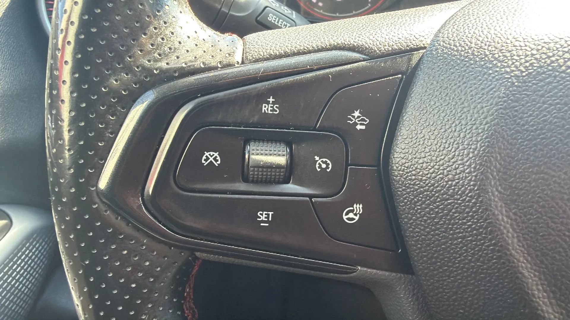 Used 2025 Chevrolet Trax RS FWD image 12