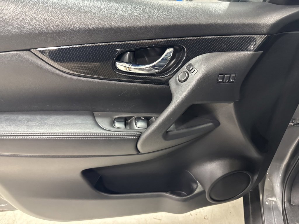 Used 2017 Nissan Rogue SL w/ SL Premium Package image 15