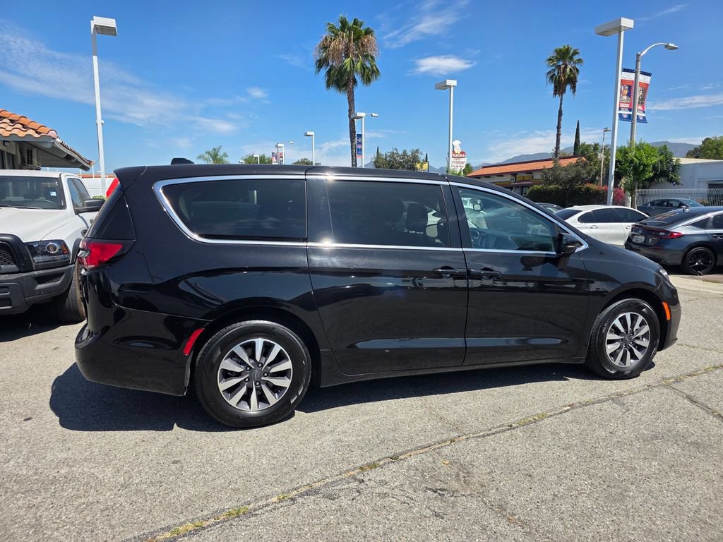 Certified 2024 Chrysler Pacifica Limited FWD image 4