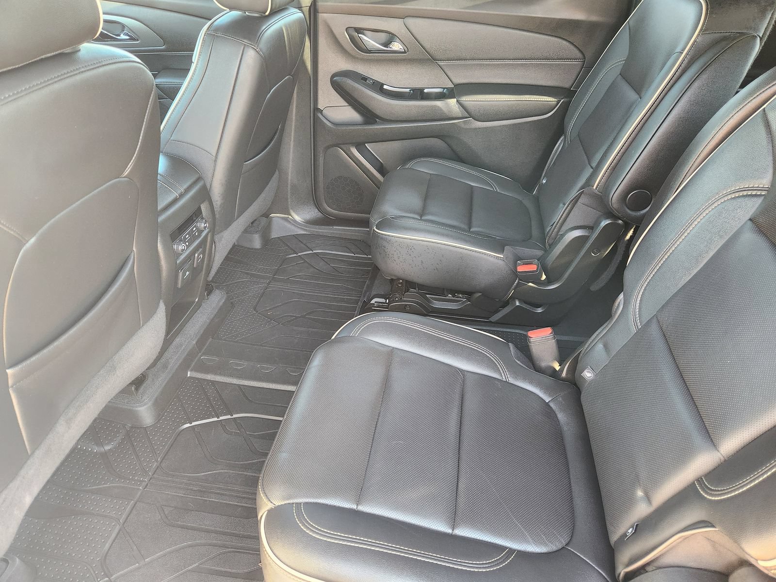Used 2023 Chevrolet Traverse Premier w/ Redline Edition FWD image 33