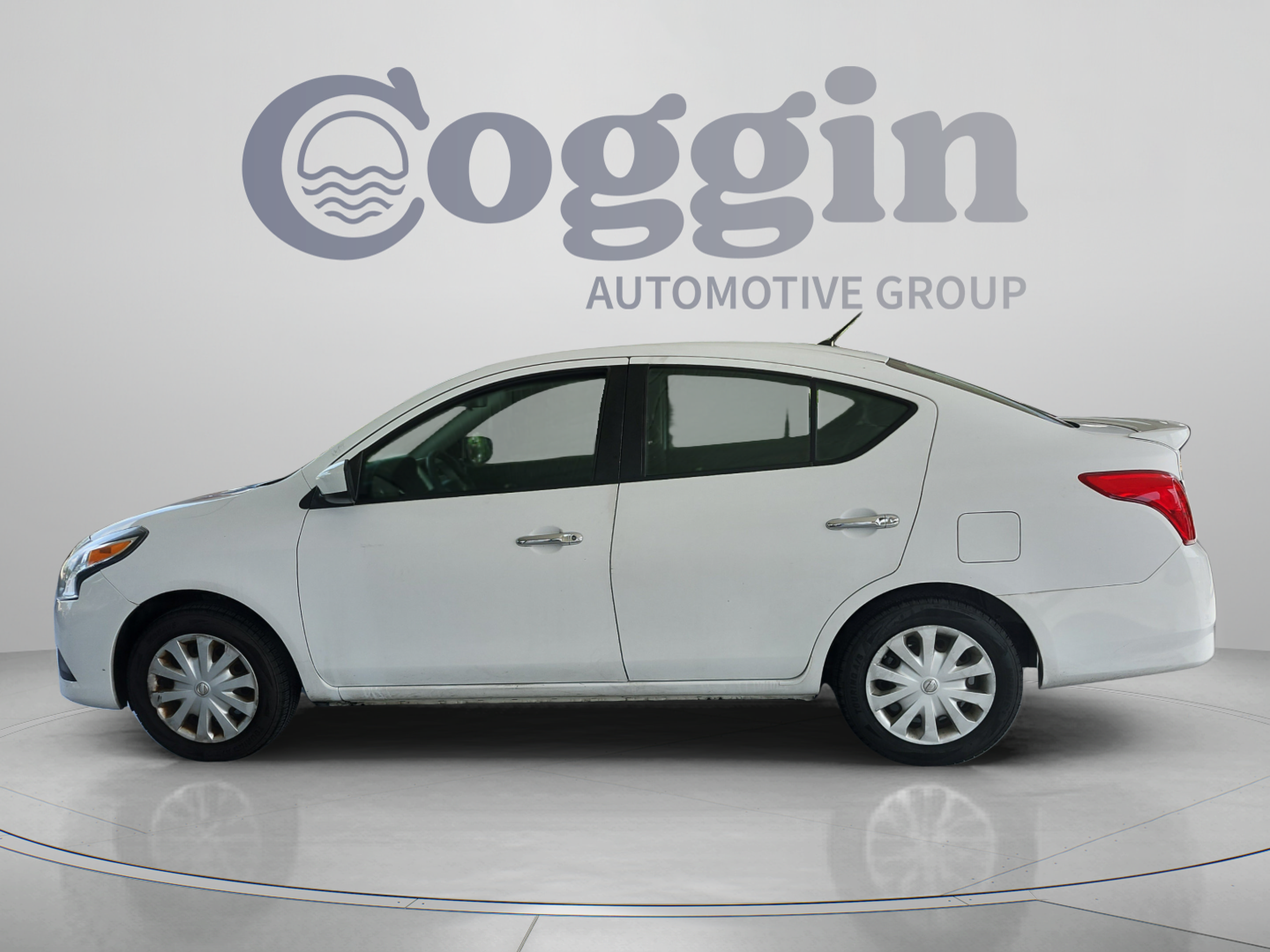 Used 2016 Nissan Versa SV FWD image 2