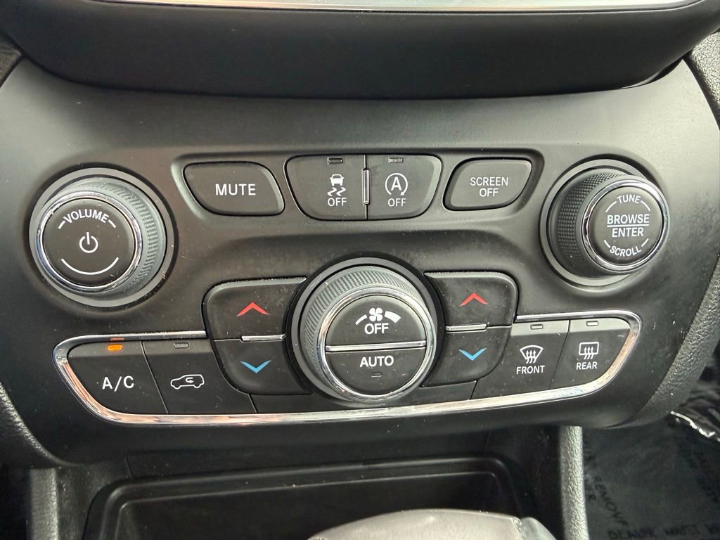 Certified 2023 Jeep Cherokee Altitude Lux AWD/4WD image 18
