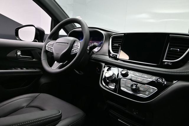New 2027 Chrysler Pacifica Select AWD/4WD image 16