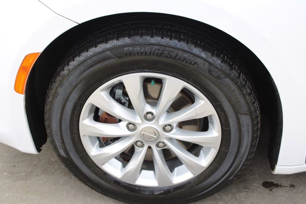 Used 2019 Chrysler Pacifica Touring-L image 13