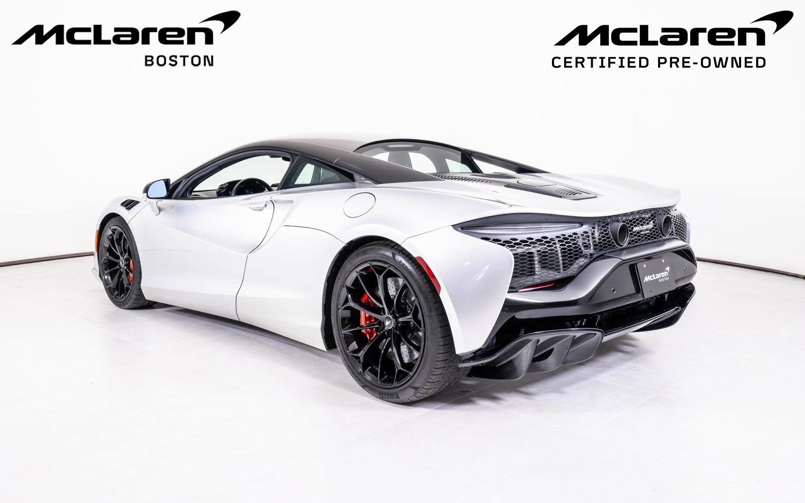 Used 2023 McLaren Artura RWD image 3