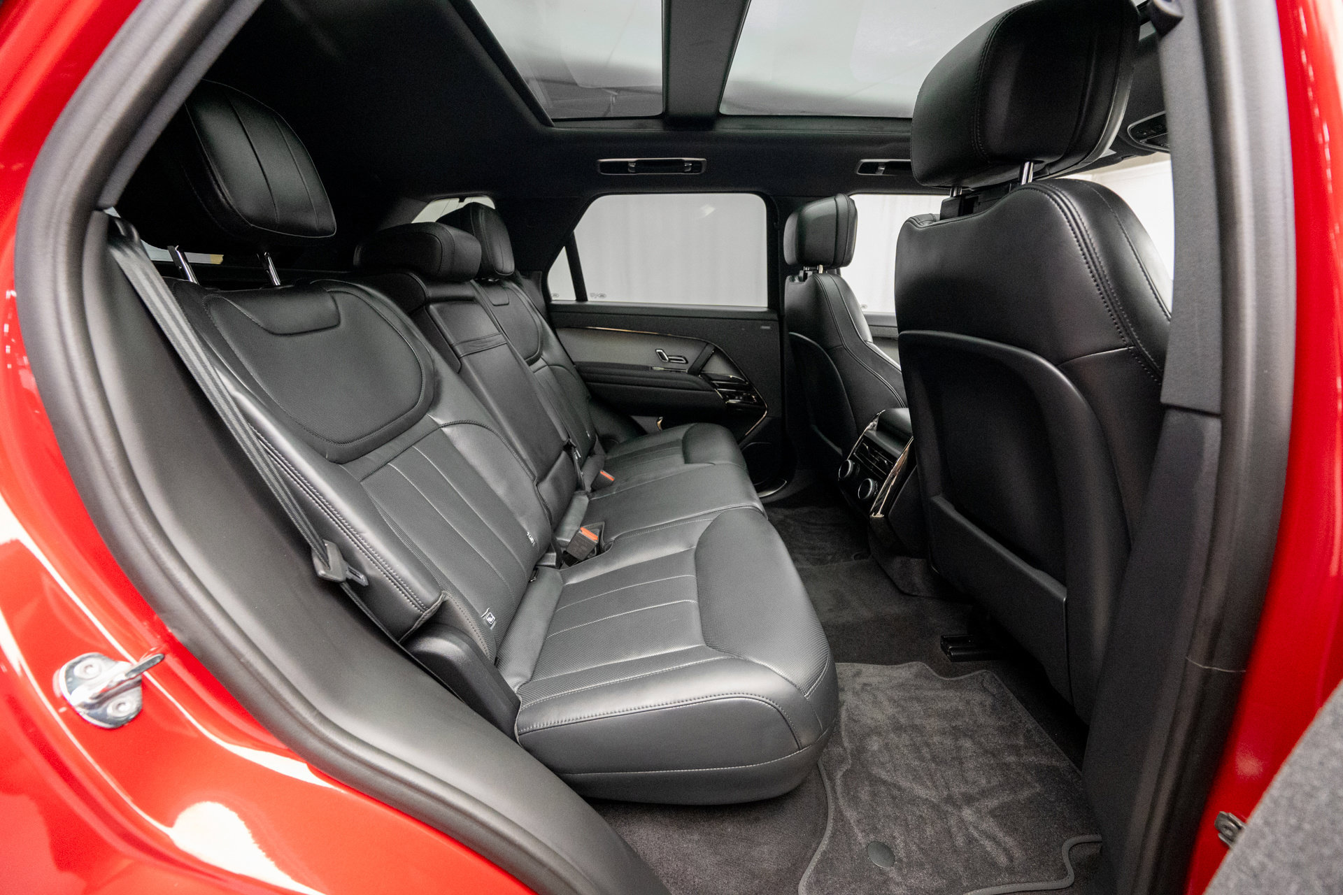 Used 2025 Land Rover Range Rover Sport SE AWD/4WD image 16