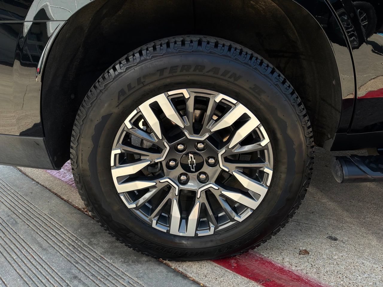 Used 2025 Chevrolet Tahoe Z71 AWD/4WD image 9
