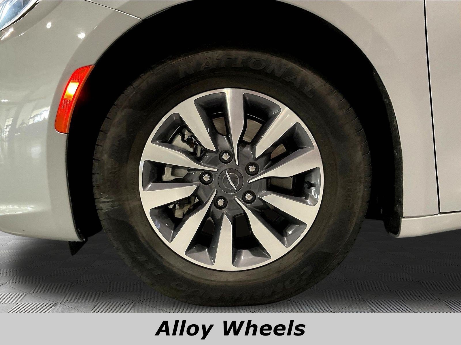 Used 2023 Chrysler Pacifica Touring-L FWD image 32