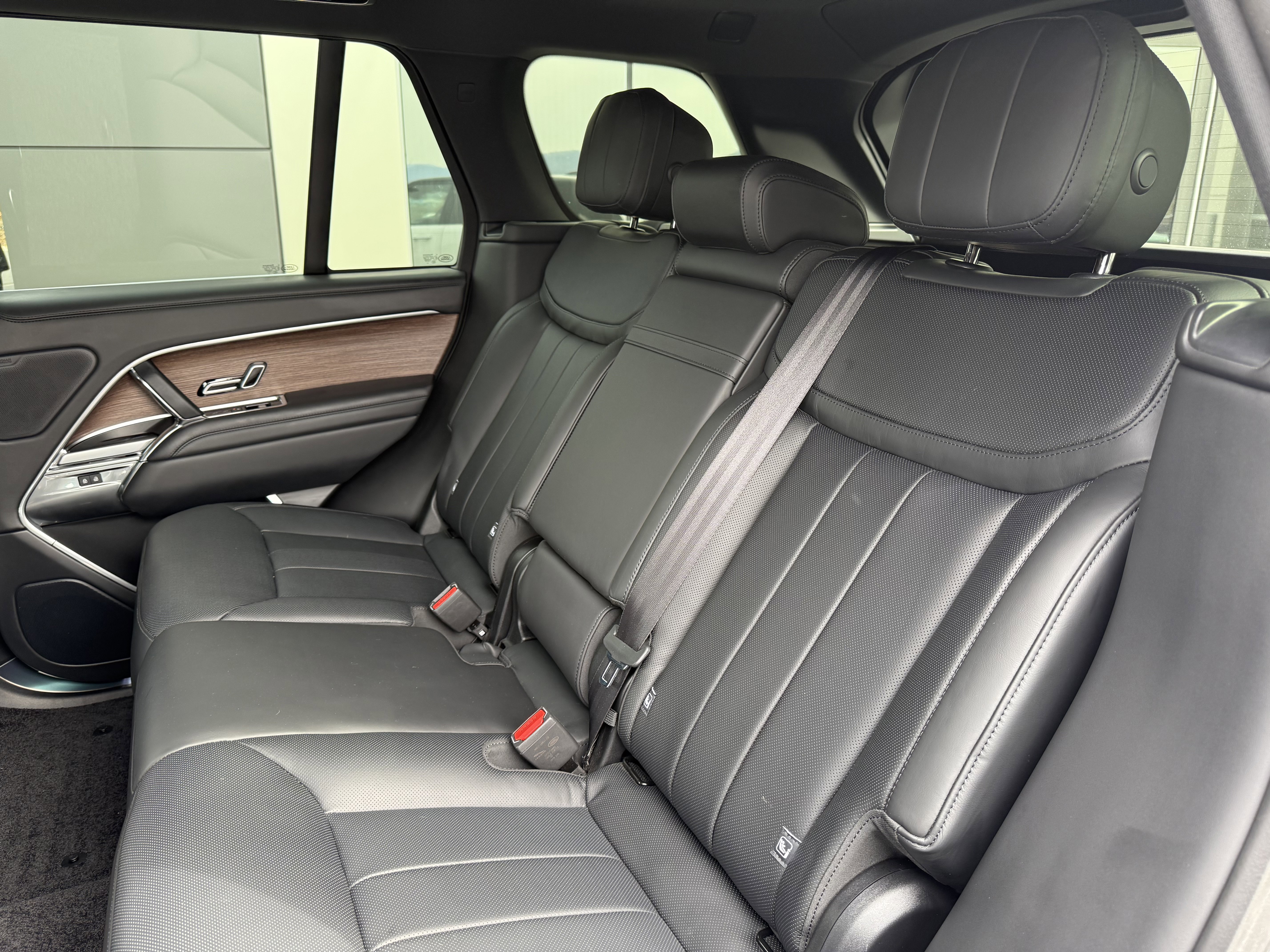 Certified 2025 Land Rover Range Rover SE image 15