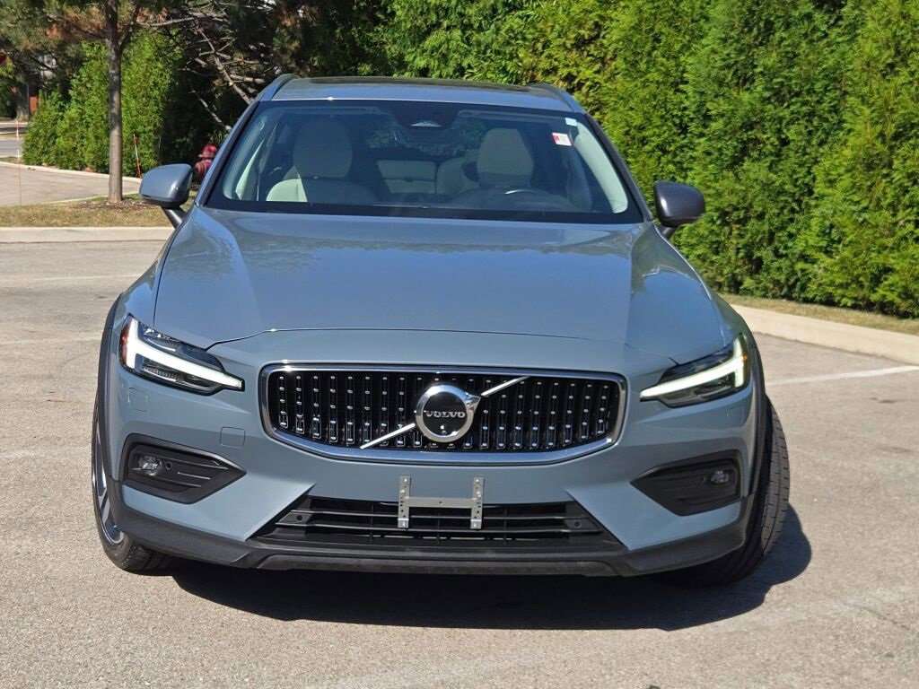 Used 2024 Volvo V60 B5 Cross Country Plus image 5