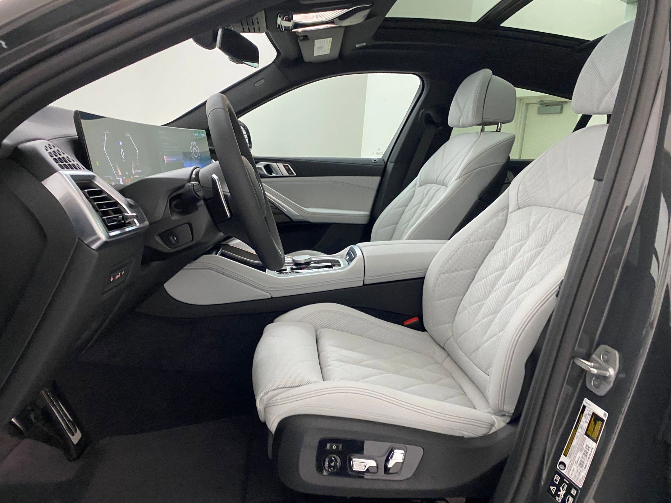 New 2026 BMW X6 xDrive40i w/ Climate Comfort Package image 4