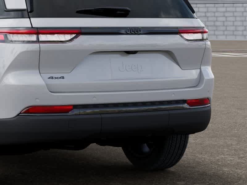Certified 2025 Jeep Grand Cherokee Altitude AWD/4WD image 13