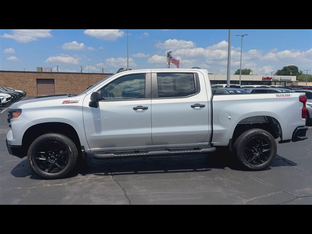 Certified 2022 Chevrolet Silverado 1500 Custom Trail Boss w/ LPO, Dark Essentials Package AWD/4WD image 5