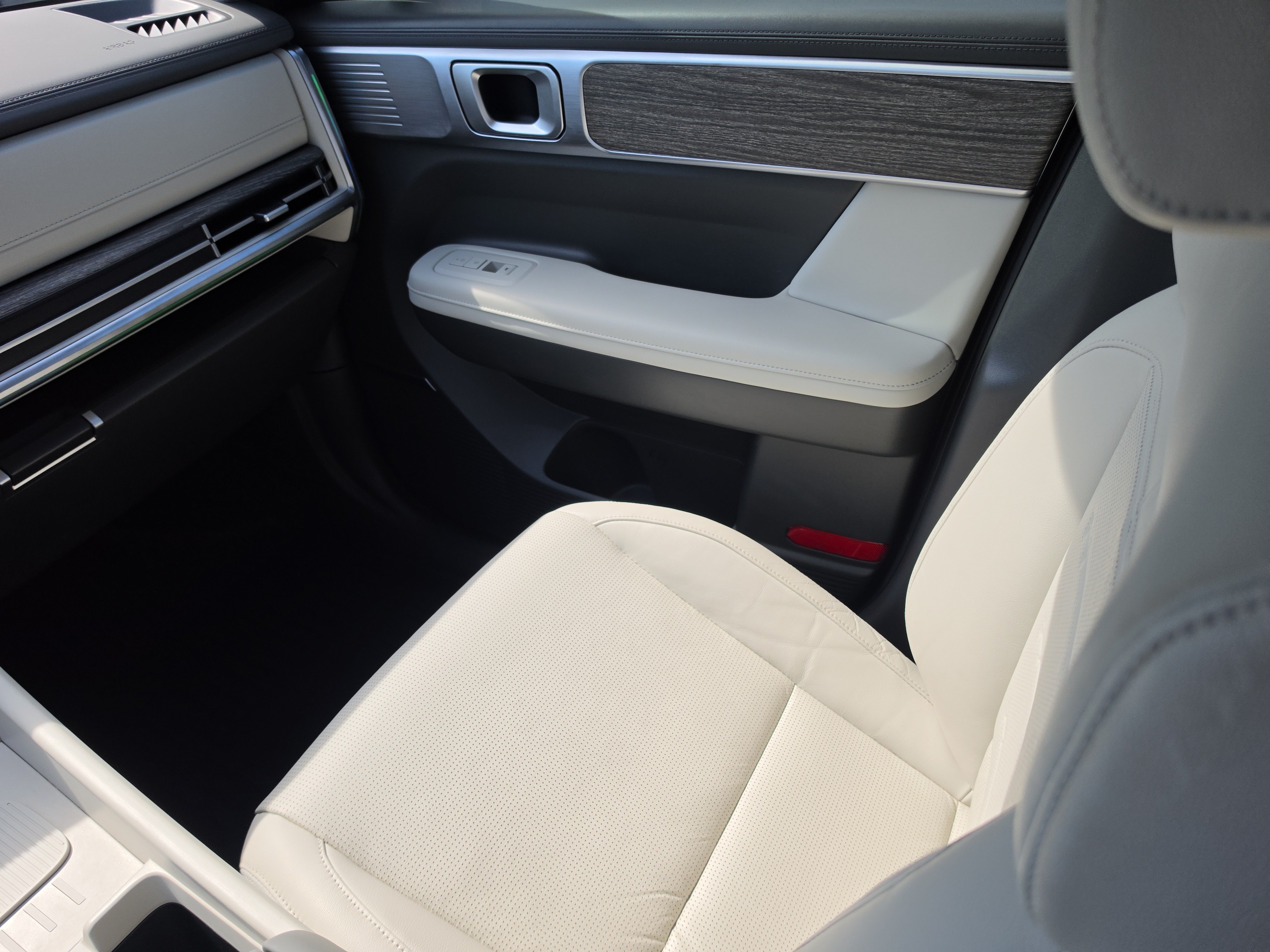 Used 2025 Hyundai Santa Fe Limited FWD image 16