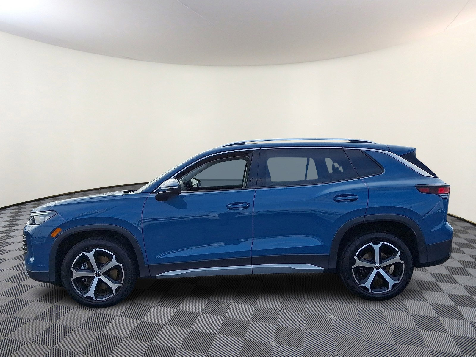 Used 2025 Volkswagen Tiguan SE AWD/4WD image 4