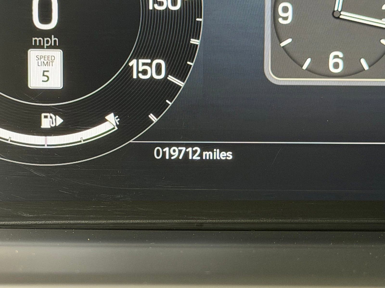 Used 2024 Land Rover Discovery Dynamic SE image 3