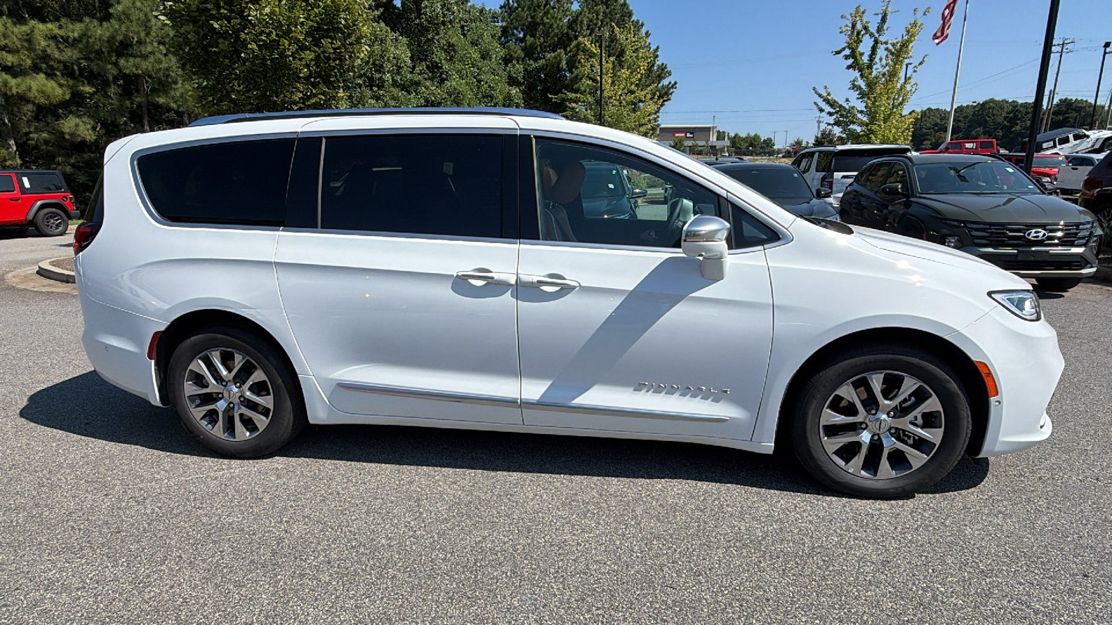 Used 2024 Chrysler Pacifica Pinnacle FWD image 7