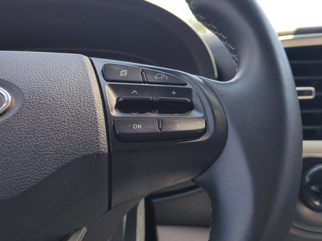 Used 2025 Hyundai Venue SEL FWD image 21
