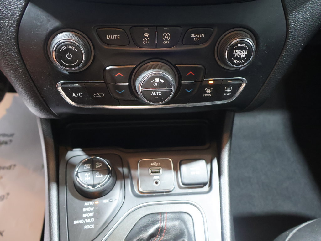 Used 2021 Jeep Cherokee Trailhawk w/ Comfort/Convenience Group AWD/4WD image 27