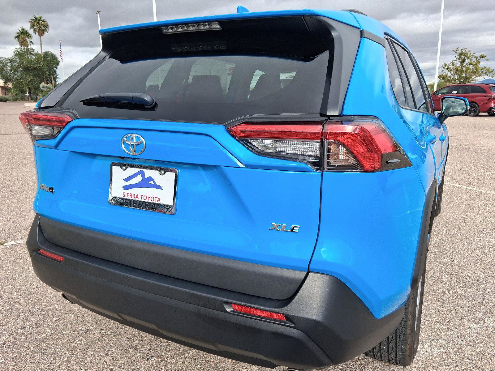 Used 2020 Toyota RAV4 XLE w/ Convenience Package FWD image 12