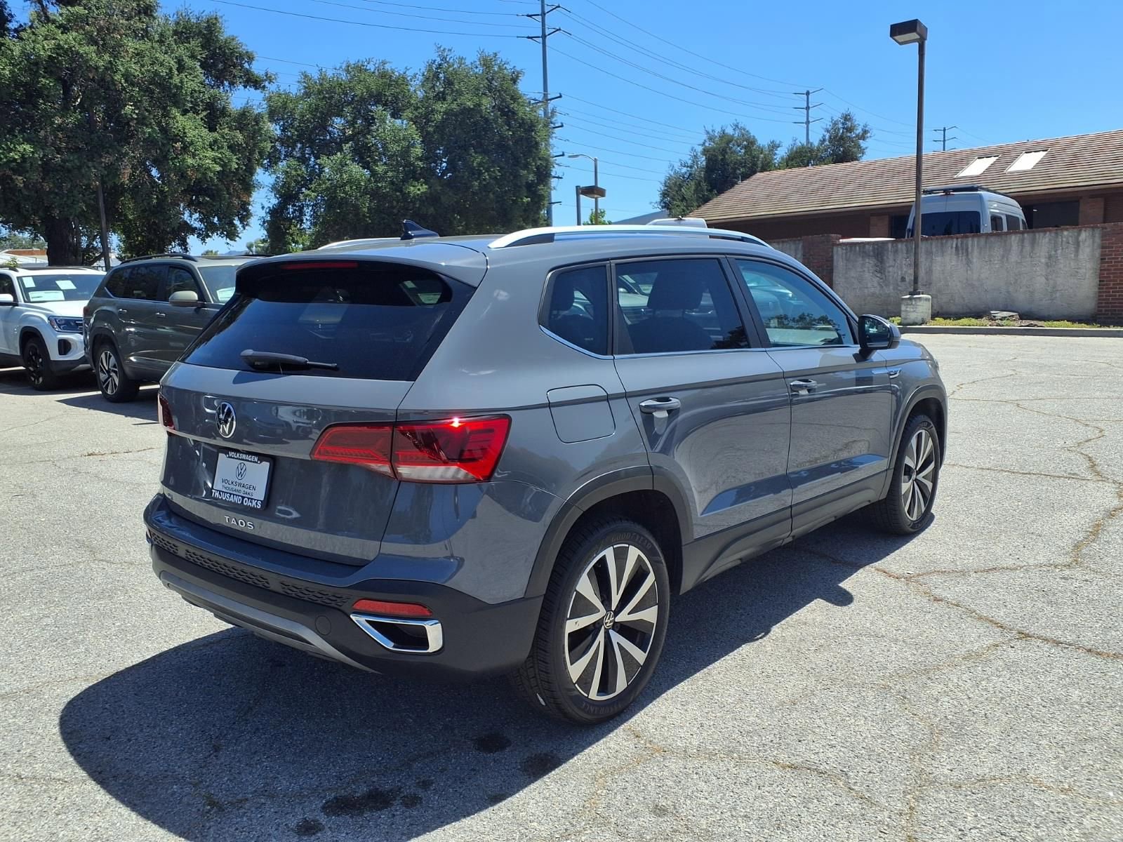 Used 2023 Volkswagen Taos SE w/ Panoramic Sunroof Package FWD image 4