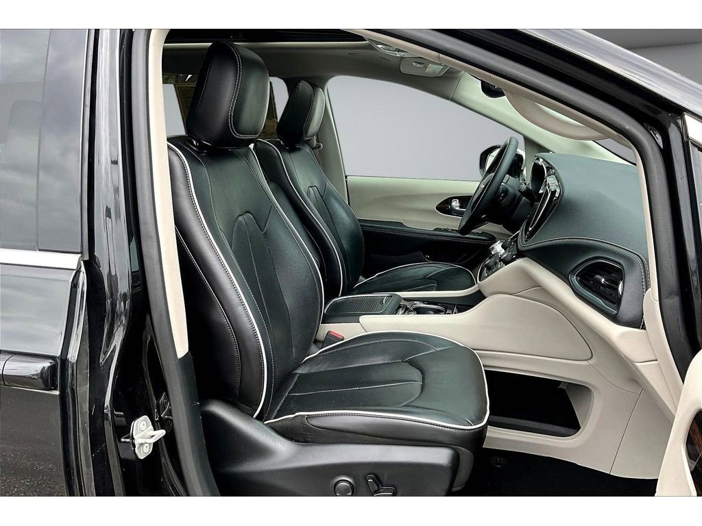 Used 2023 Chrysler Pacifica Limited image 8