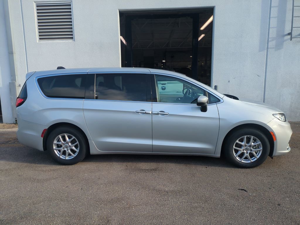 Used 2023 Chrysler Pacifica Touring-L image 5