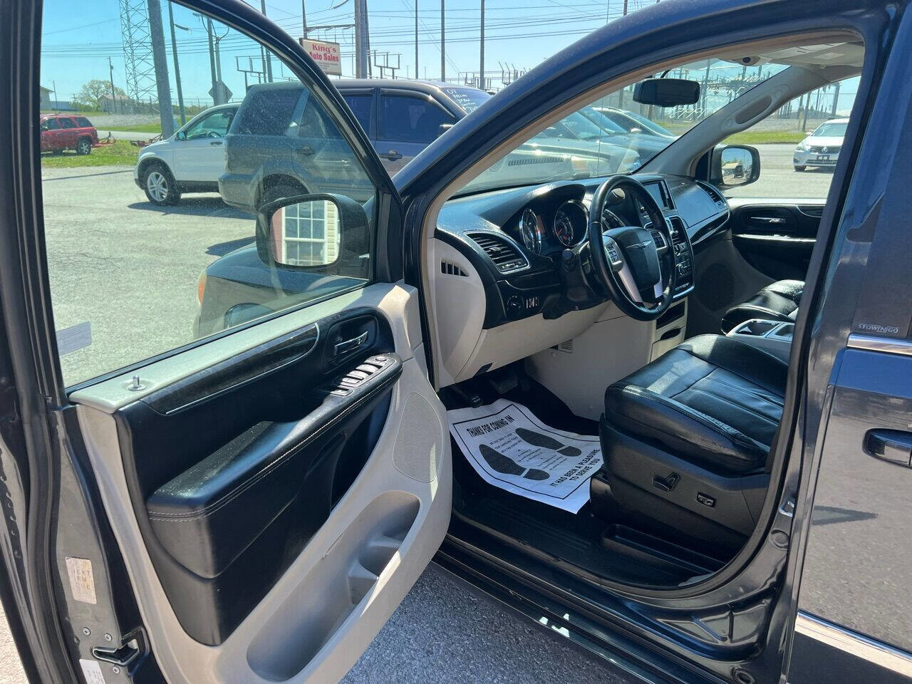 Used 2014 Chrysler Town & Country Touring FWD image 17