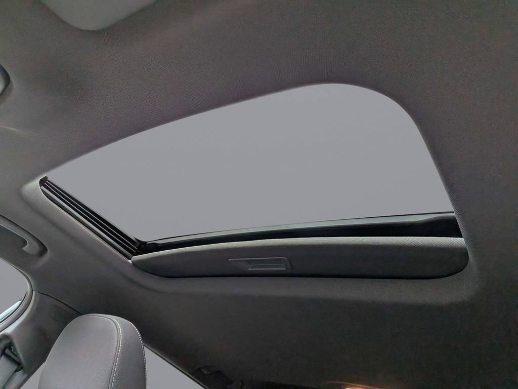 Used 2025 Chevrolet Trax RS w/ Sunroof Package FWD image 24