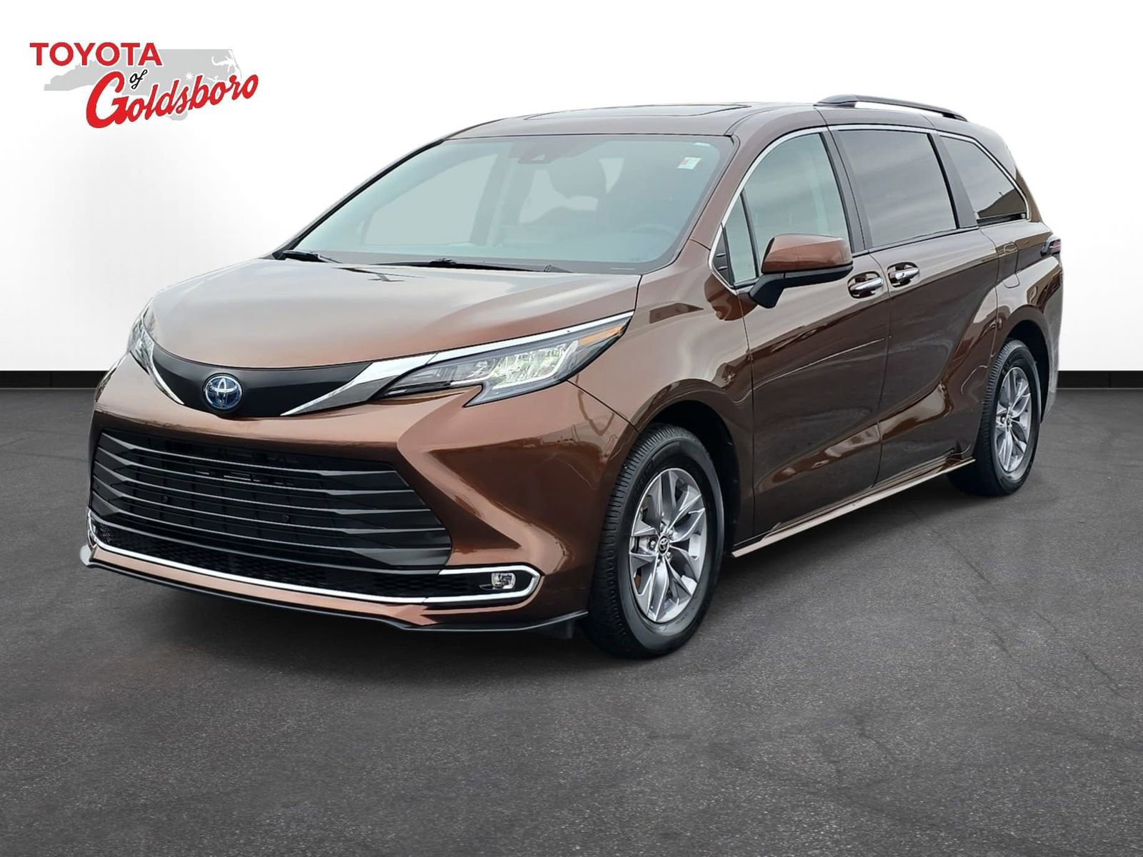 Used 2023 Toyota Sienna XLE image 1