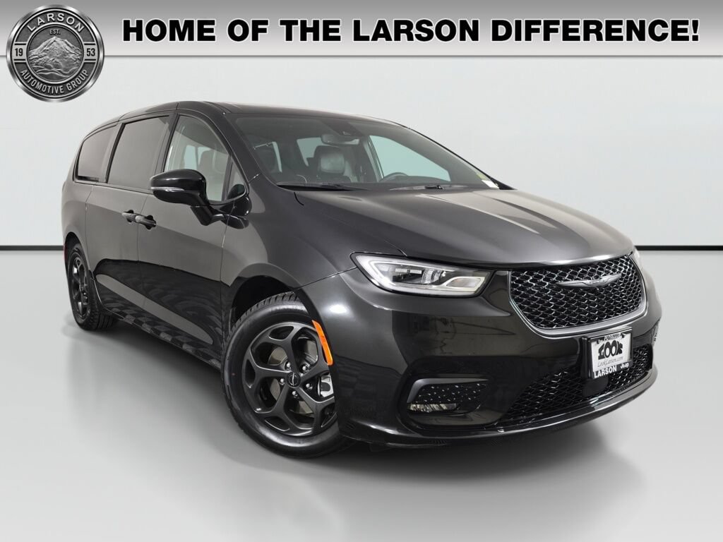 Used 2023 Chrysler Pacifica Limited w/ Uconnect Theater Family Group