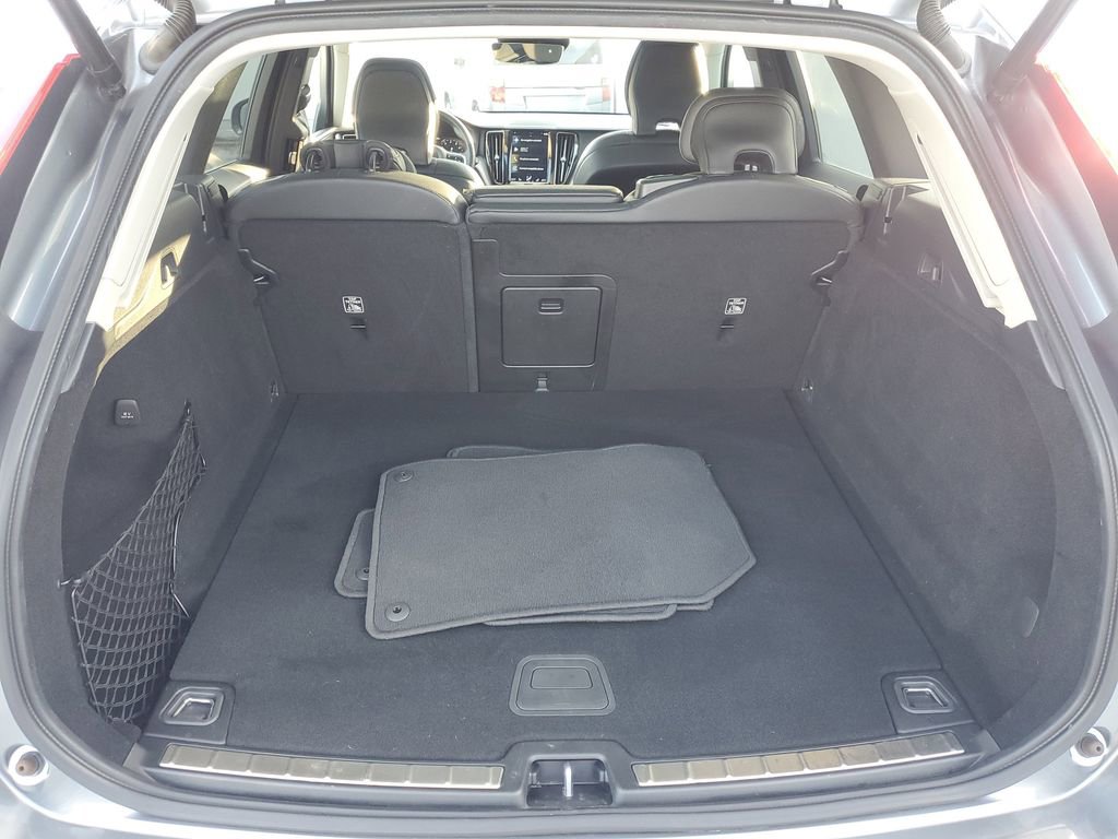 Used 2020 Volvo XC60 T5 Momentum w/ Protection Package Premier image 8