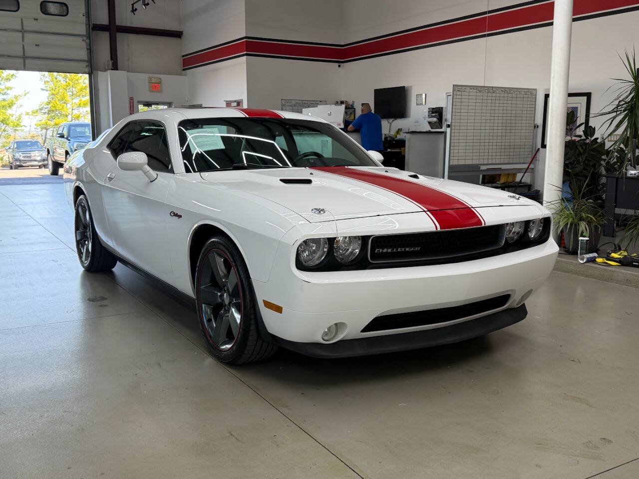 Used 2012 Dodge Challenger SXT RWD image 1