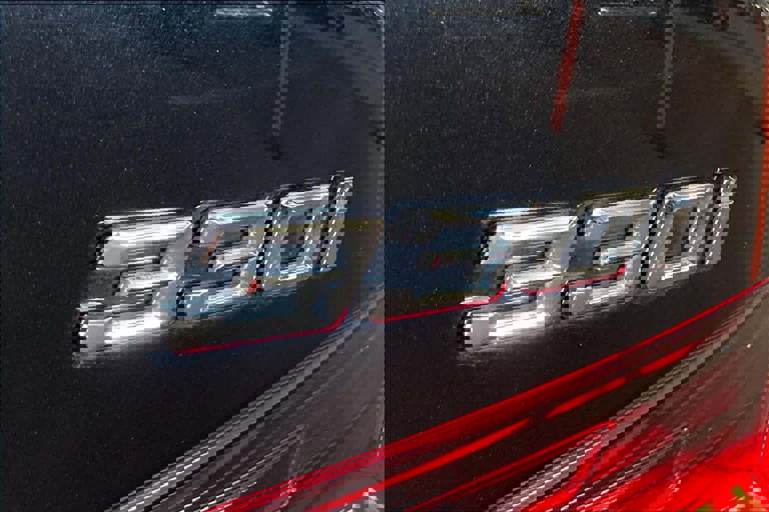 Used 2023 BMW 330i Sedan w/ M Sport Package image 9