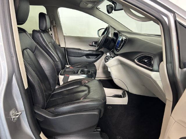 Used 2017 Chrysler Pacifica Touring-L FWD image 27