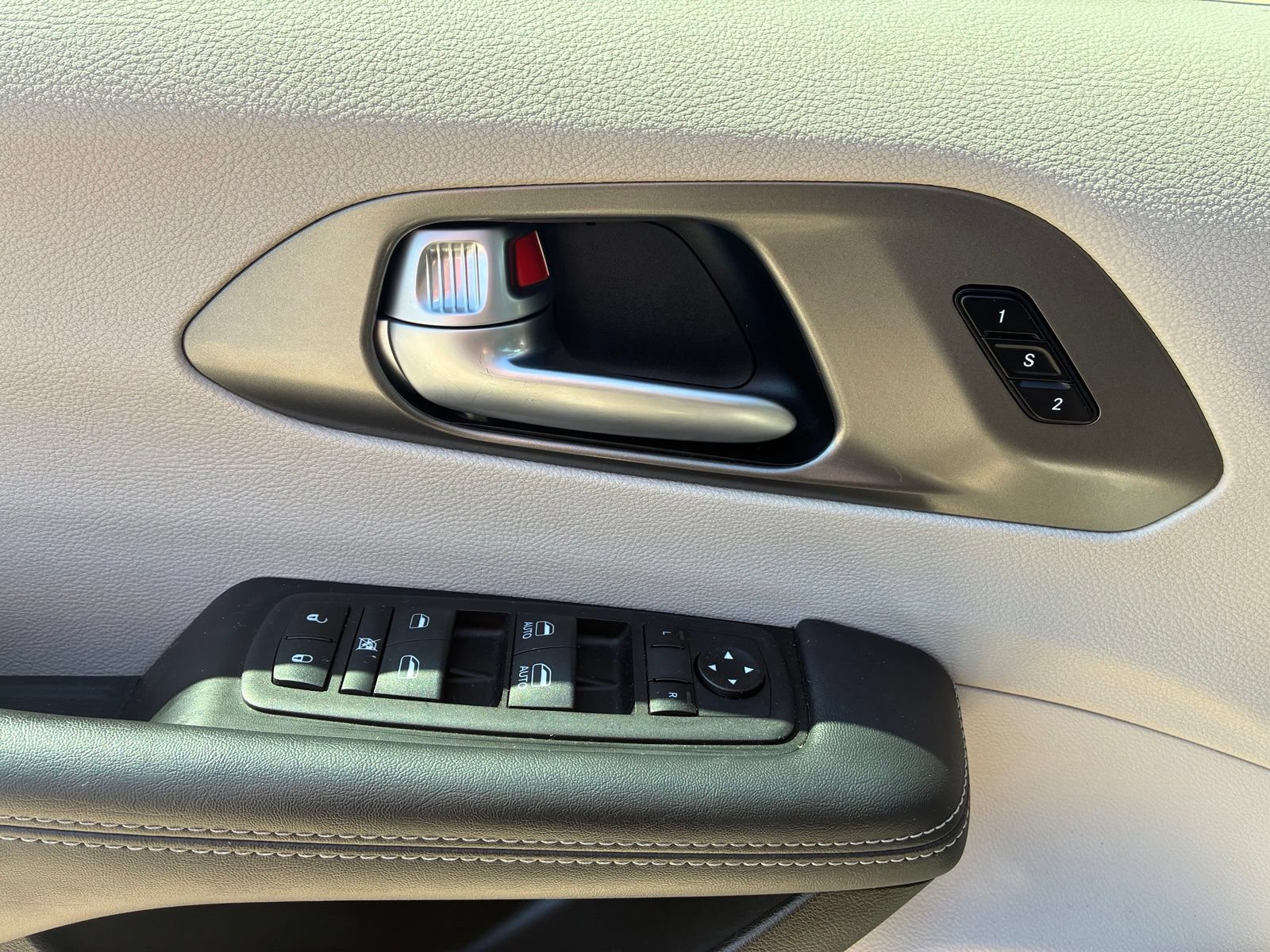 Used 2024 Chrysler Pacifica Touring-L FWD image 5