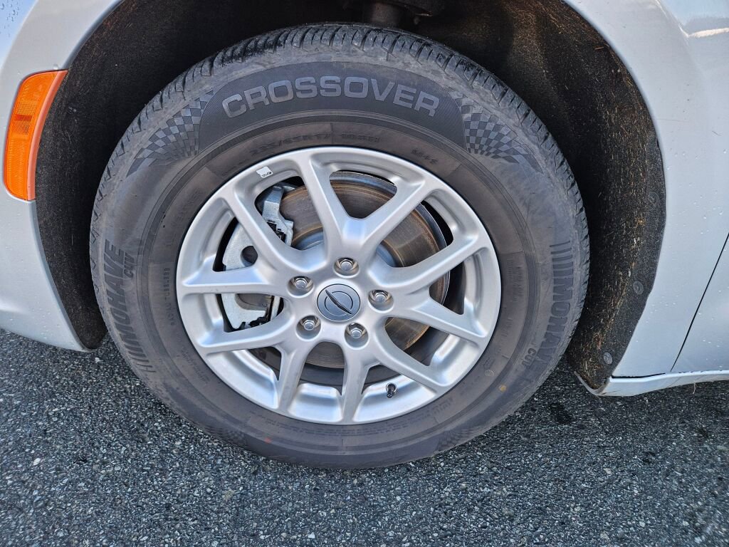 Used 2024 Chrysler Pacifica Touring-L image 9