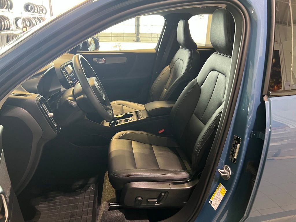 Used 2024 Volvo XC40 B5 Core AWD/4WD image 16