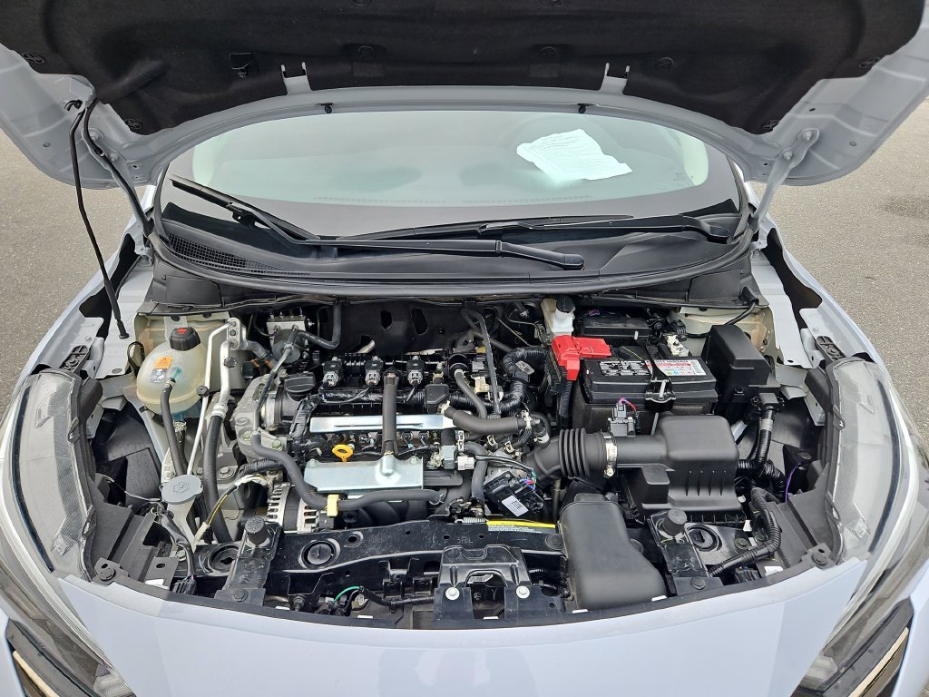 Used 2025 Nissan Versa SR FWD image 30