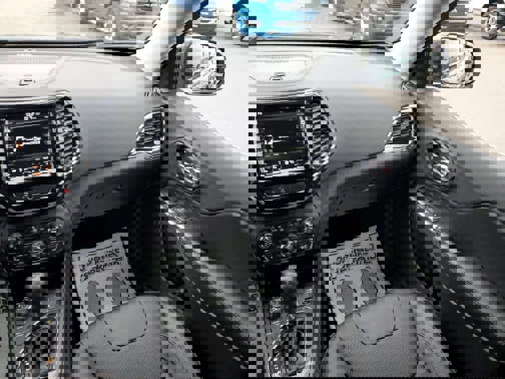 Used 2019 Jeep Cherokee Limited w/ Luxury Group image 15