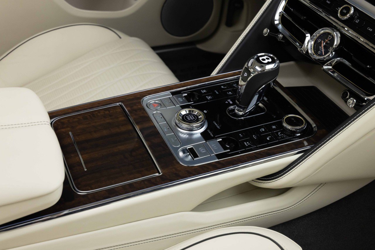 Used 2024 Bentley Flying Spur Azure AWD/4WD image 16