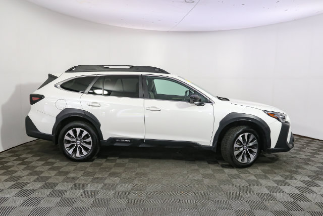 Used 2025 Subaru Outback Limited AWD/4WD image 14