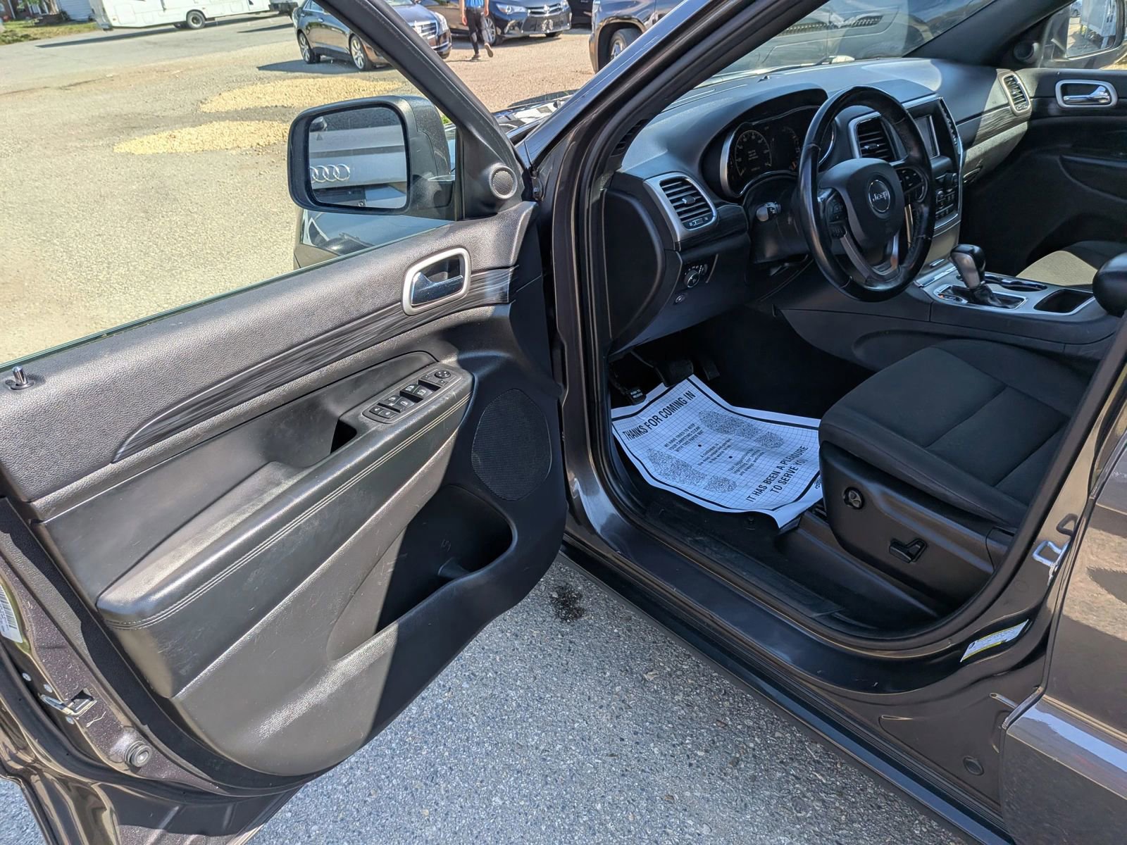 Used 2019 Jeep Grand Cherokee Laredo AWD/4WD image 21