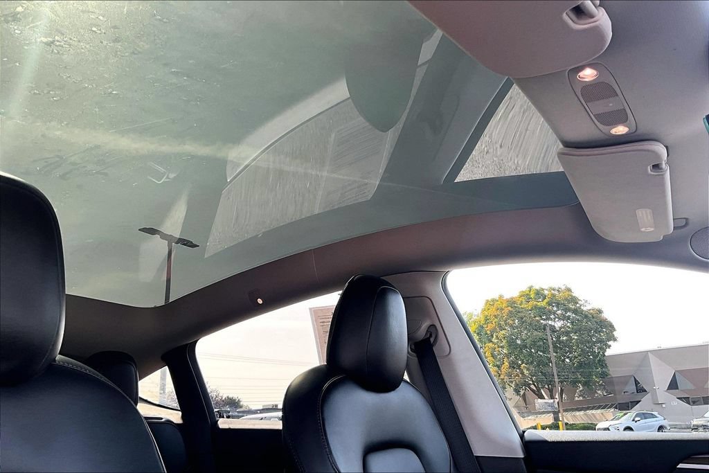 Used 2022 Tesla Model Y Long Range AWD/4WD image 22